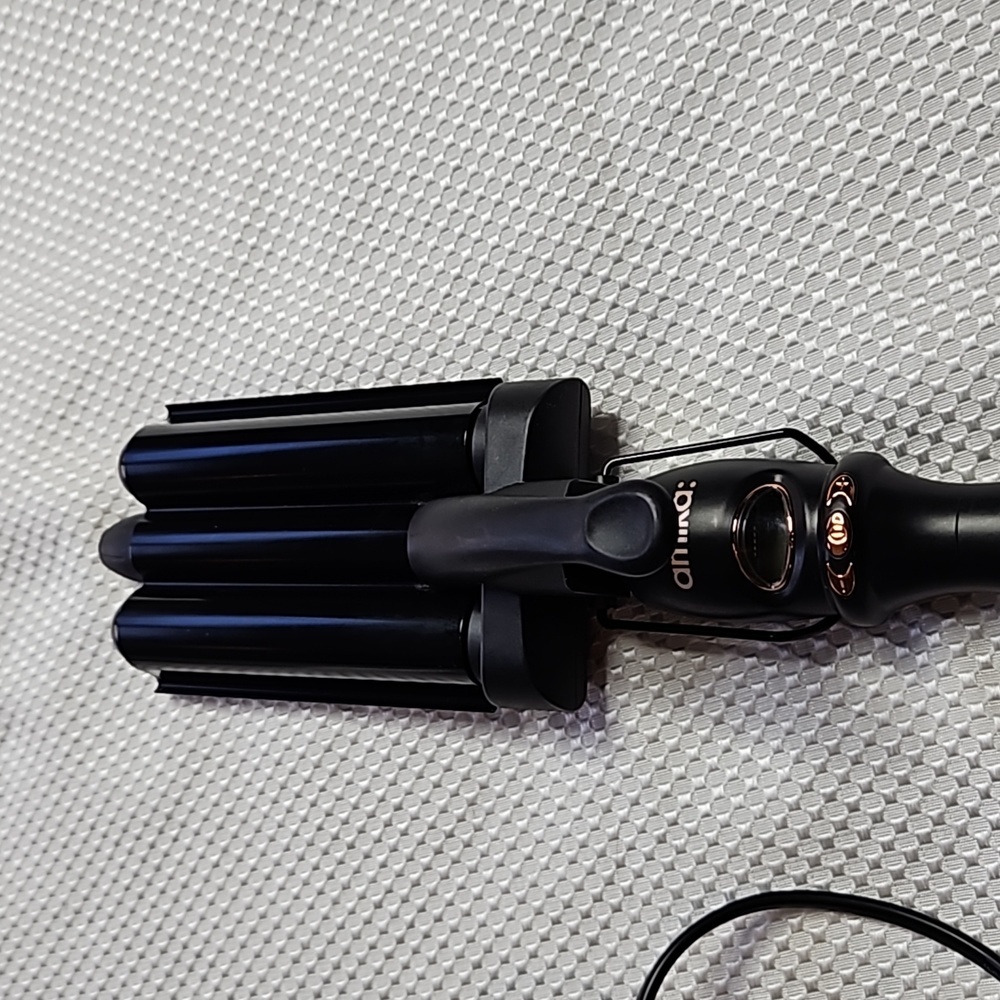 COPY - AMIKA HIGH TIDE DEEP  BEACH WAVER 3 BARREL CURLING IRON